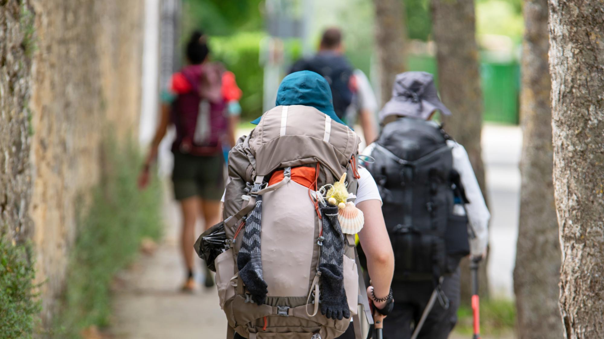 Pilgerer mit Rucksack auf dem Rücken