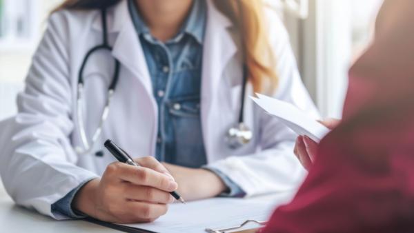 Andeutung einer Ärztin im Patientengespräch