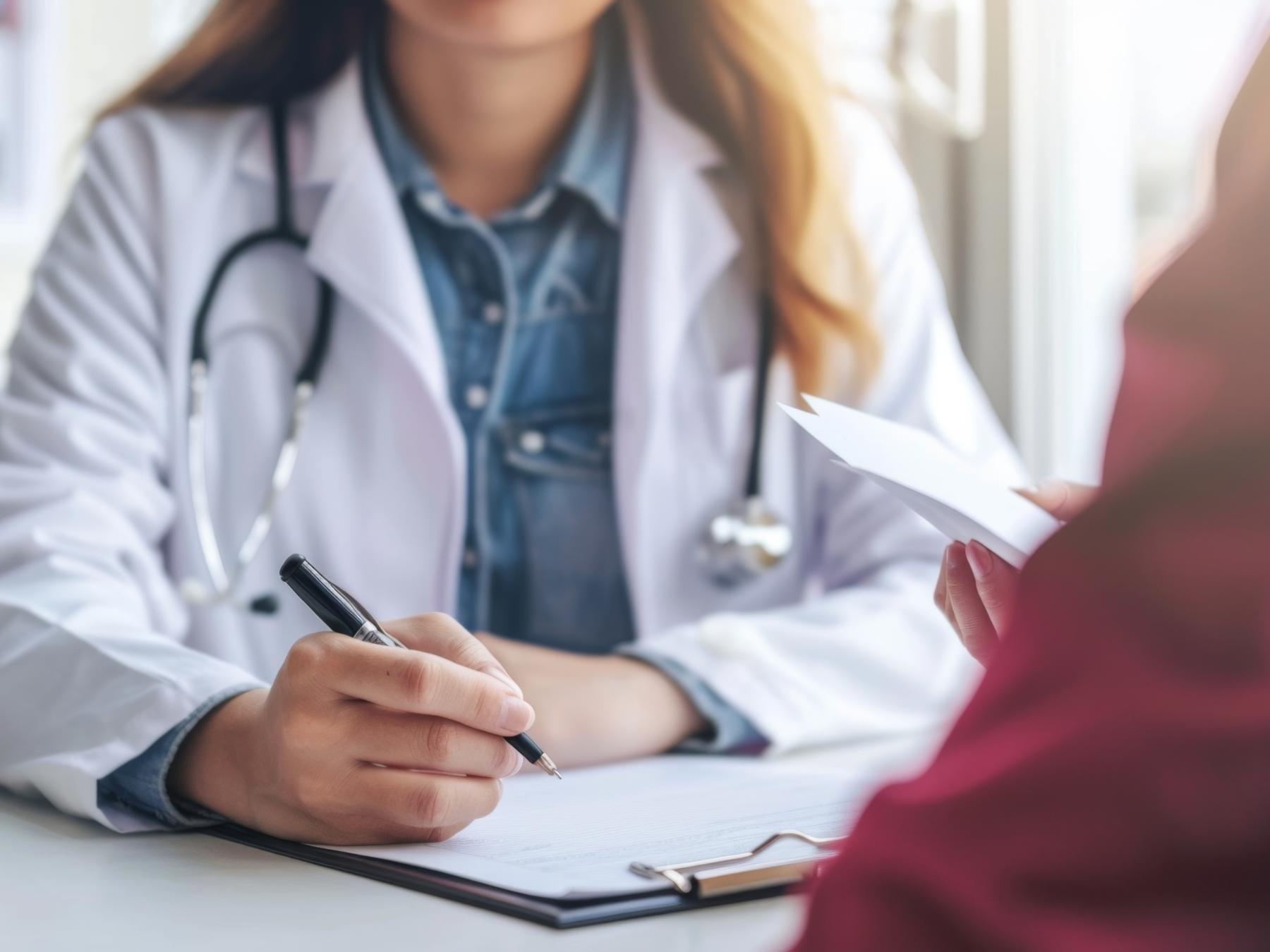 Andeutung einer Ärztin im Patientengespräch
