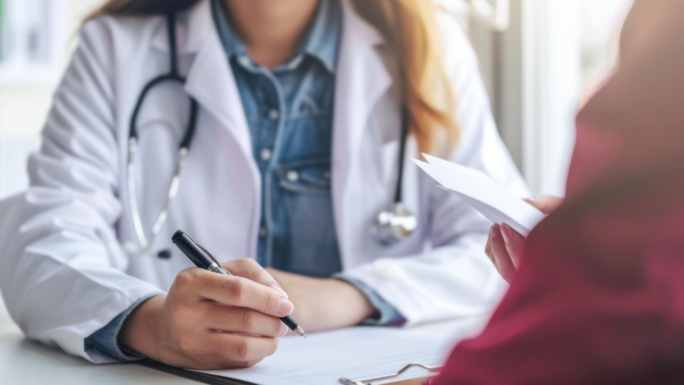 Andeutung einer Ärztin im Patientengespräch
