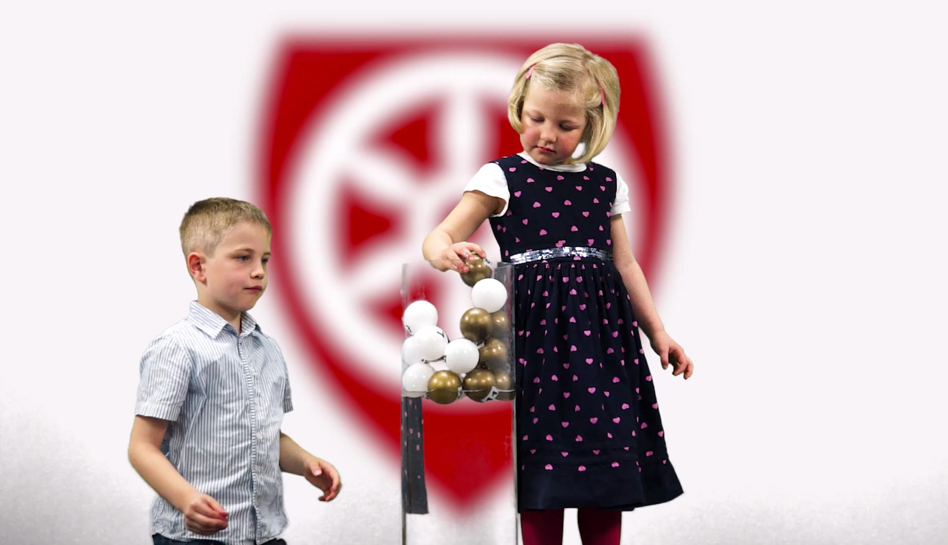 Laura und Simon ziehen die Gewinner*innen für den Kochkurs (c) Bistum Mainz