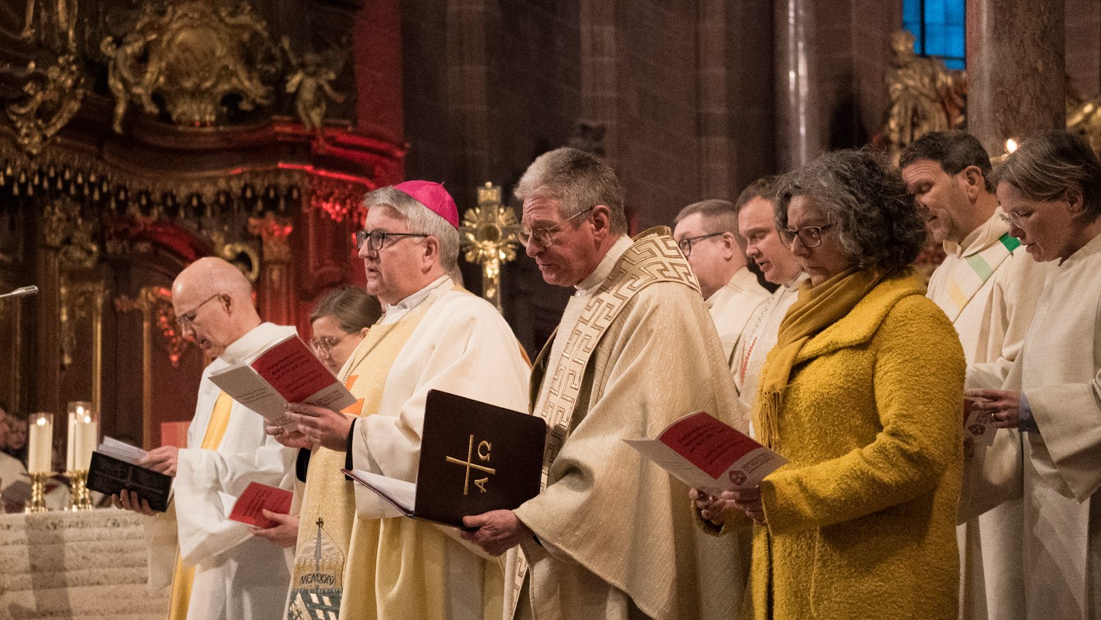 Bischof Kohlgraf verliest die Gründungsurkunde der Pfarrei St. Nikolaus Worms-Wonnegau