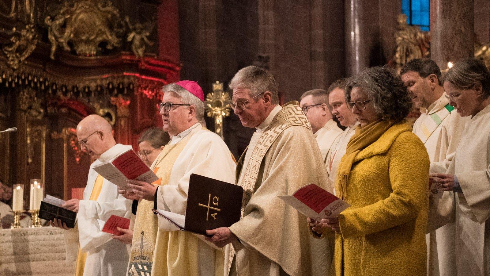 Bischof Kohlgraf verliest die Gründungsurkunde der Pfarrei St. Nikolaus Worms-Wonnegau