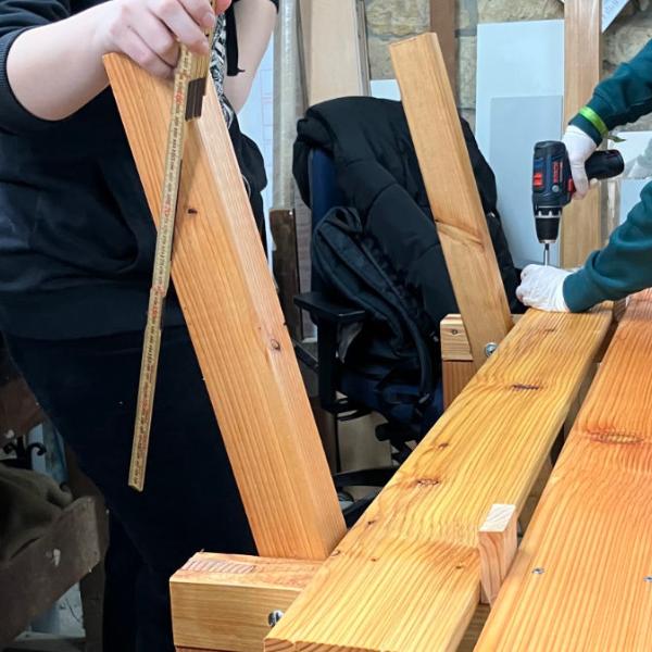 Sägen, Bohren, Schleifen, Schrauben - FSJler in Aktion für alte Menschen in der Psychiatrie