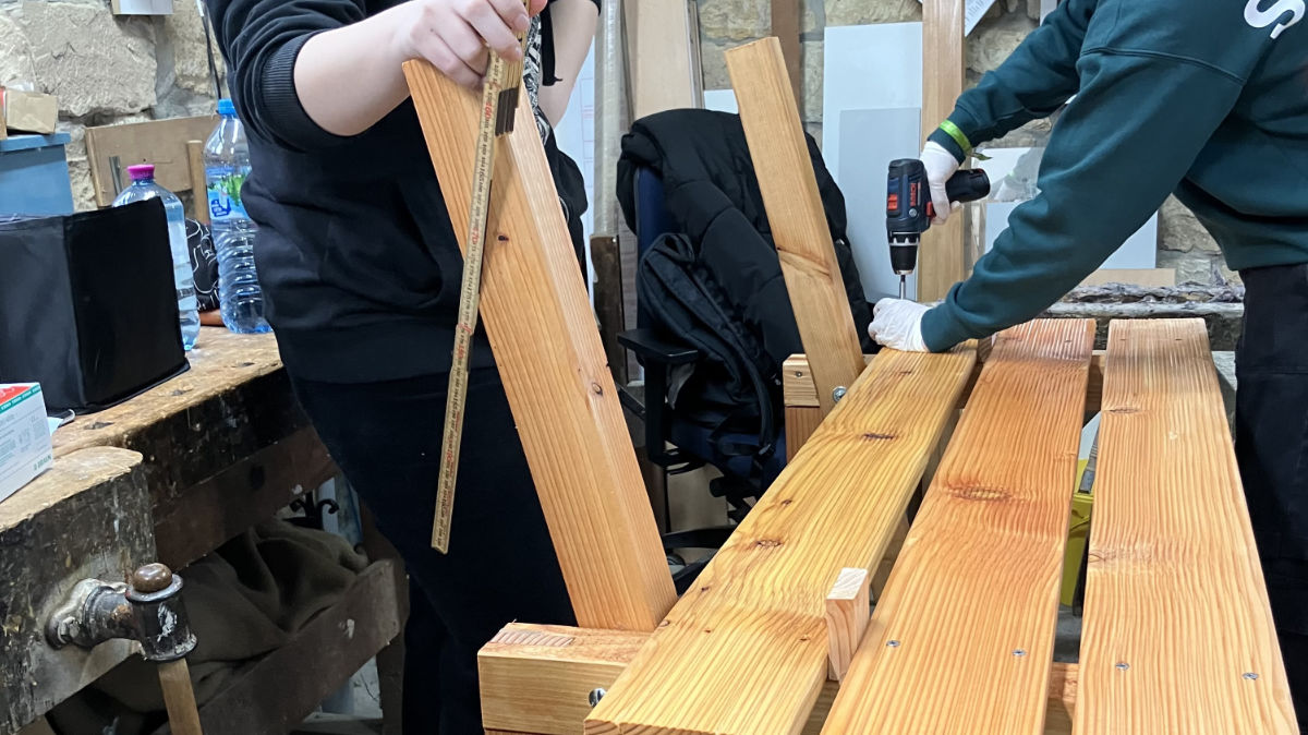 Sägen, Bohren, Schleifen, Schrauben - FSJler in Aktion für alte Menschen in der Psychiatrie