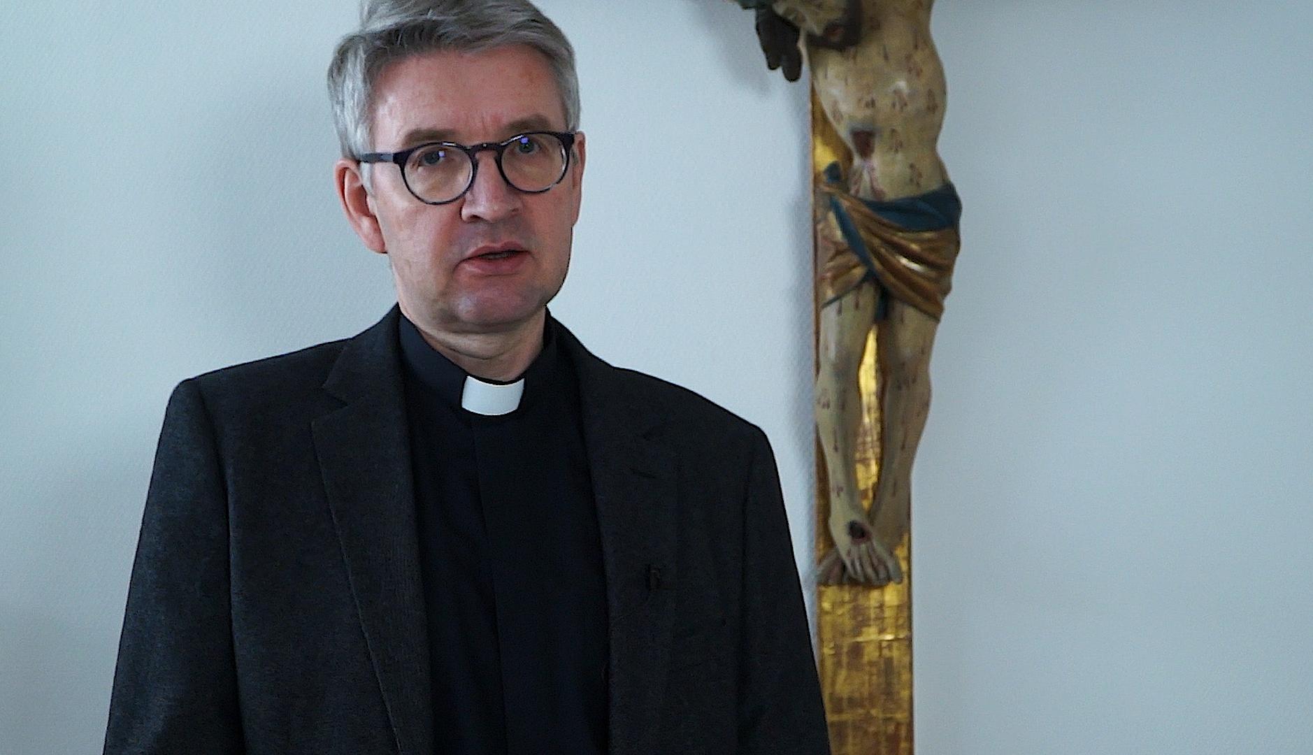Bischof Kohlgraf lädt ein zum Gebet beim Martinsläuten täglich um 19:30 Uhr (c) Bistum Mainz