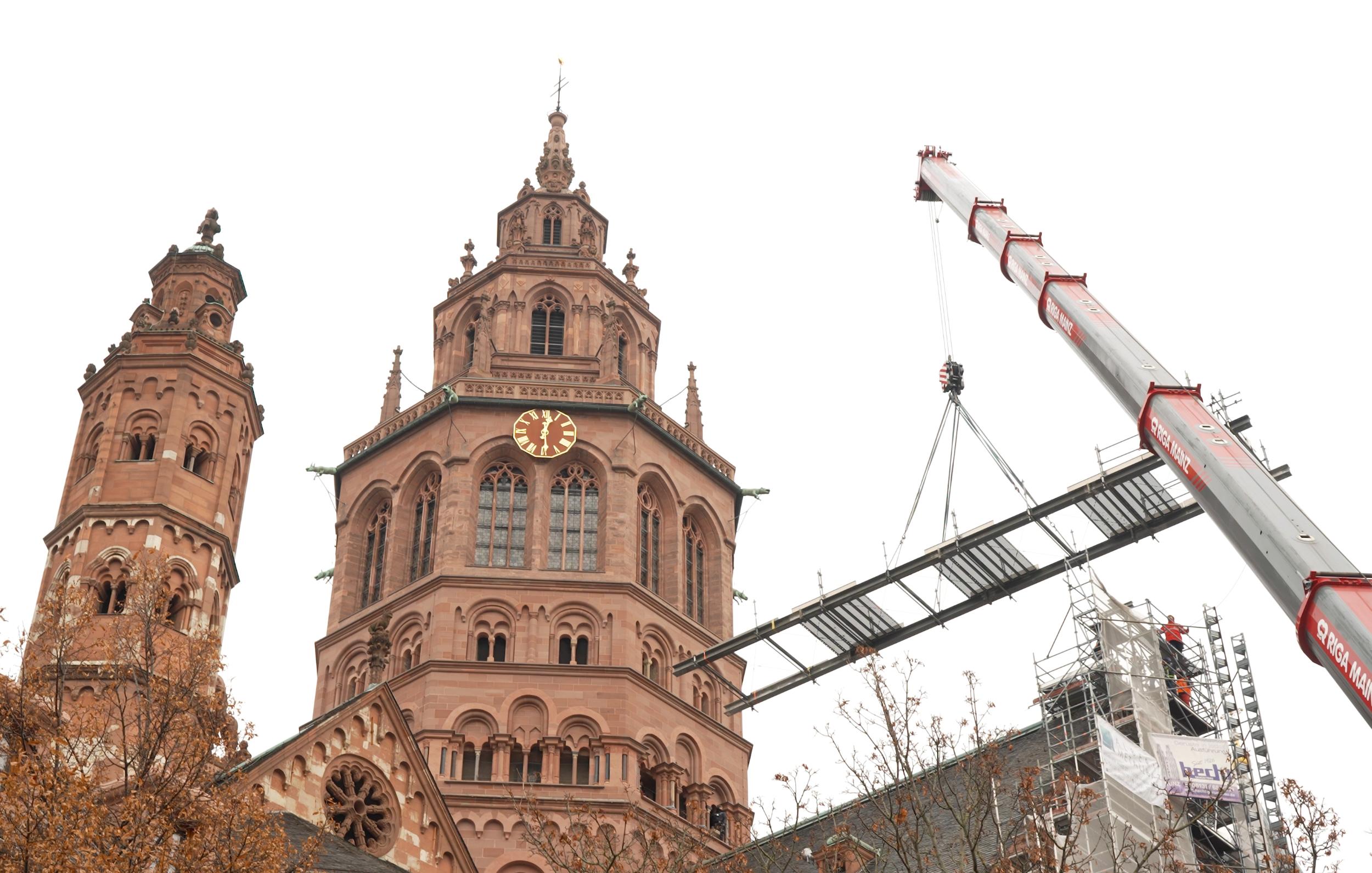 Abbau der Gerüstbrücke am Mainzer Dom