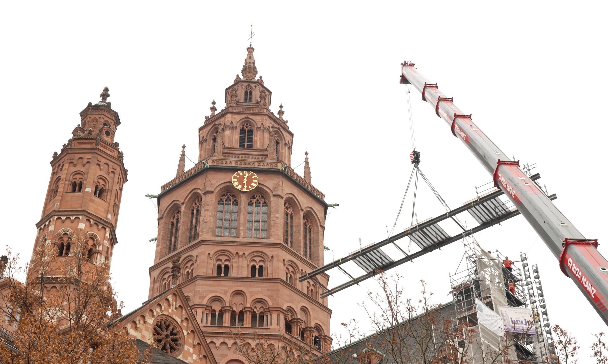 Abbau der Gerüstbrücke am Mainzer Dom