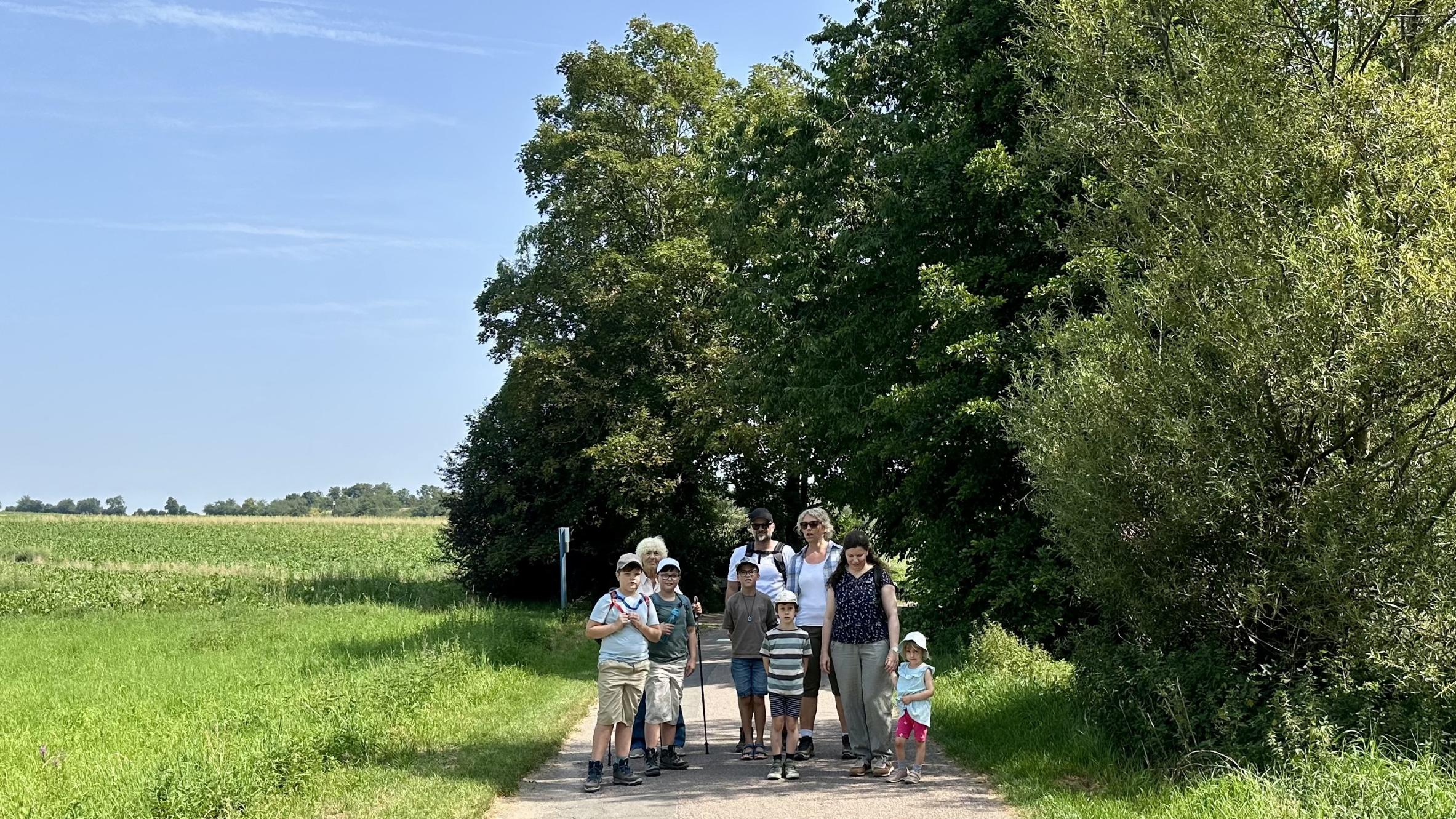 Familie auf dem Weg zum Jakobsberg