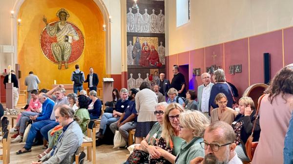 Gespräche unter Teilnehmenden bei der Zukunftswerkstatt zum Jakobsberg