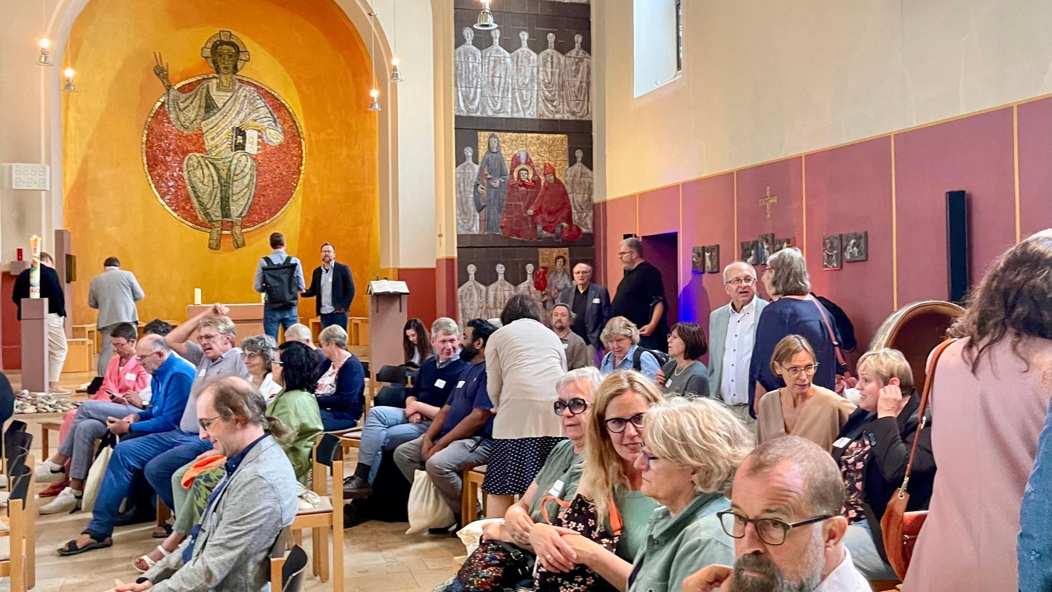 Gespräche unter Teilnehmenden bei der Zukunftswerkstatt zum Jakobsberg