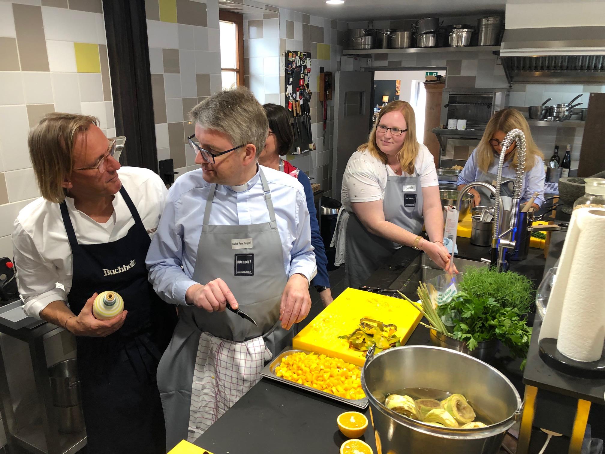 Kochkurs mit Gewinnern und Bischof bei Frank Buchholz