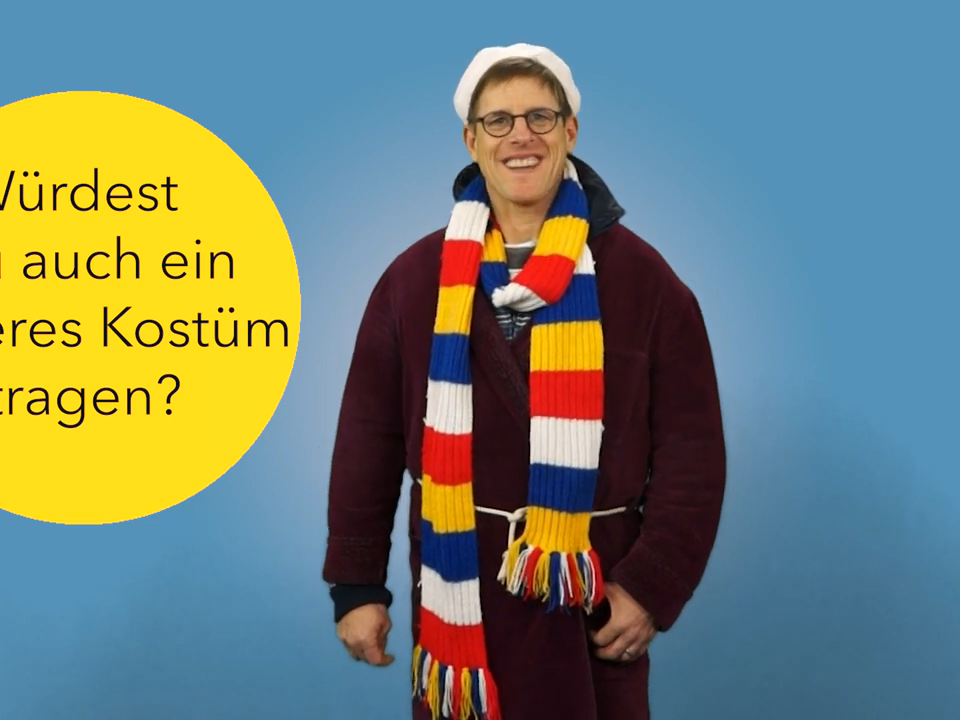Im Bademantel zum Rosenmontagsumzug