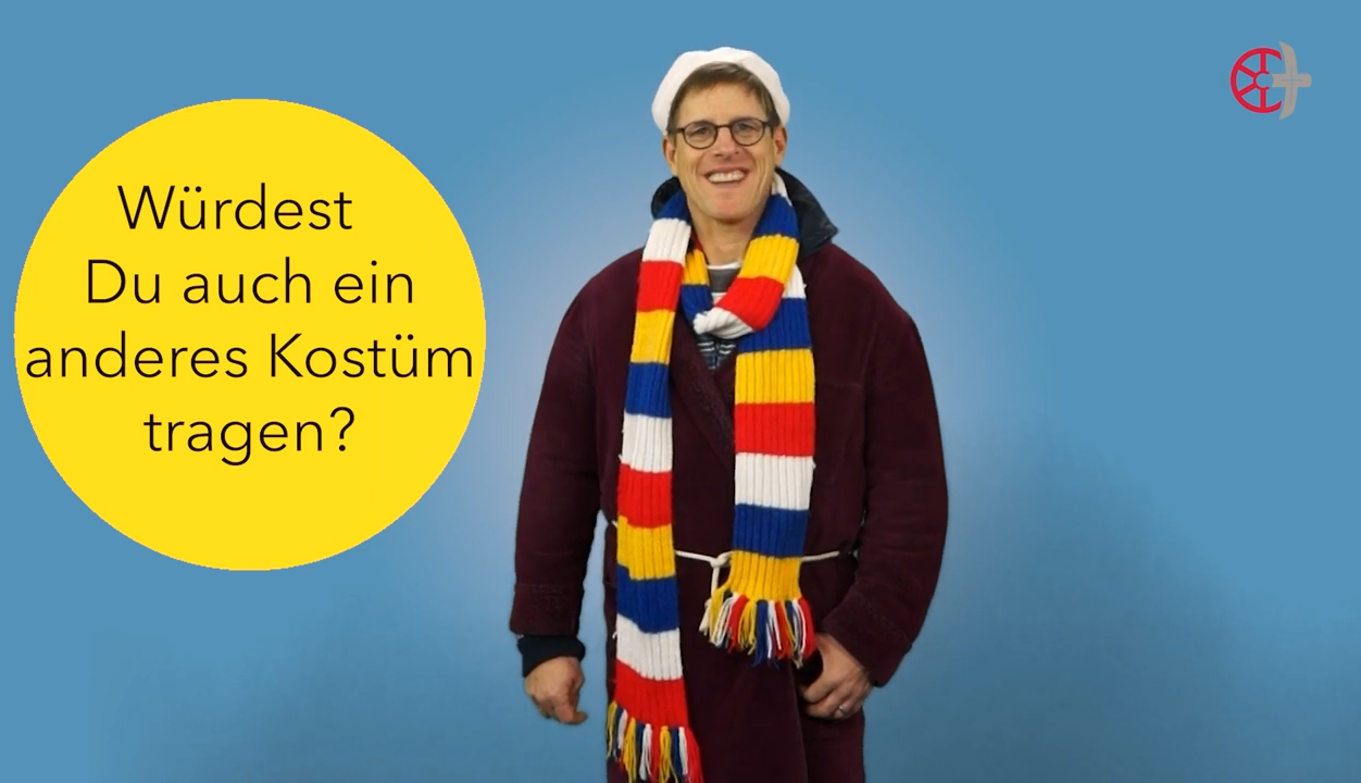 Im Bademantel zum Rosenmontagsumzug (c) Bistum Mainz | AEmmel