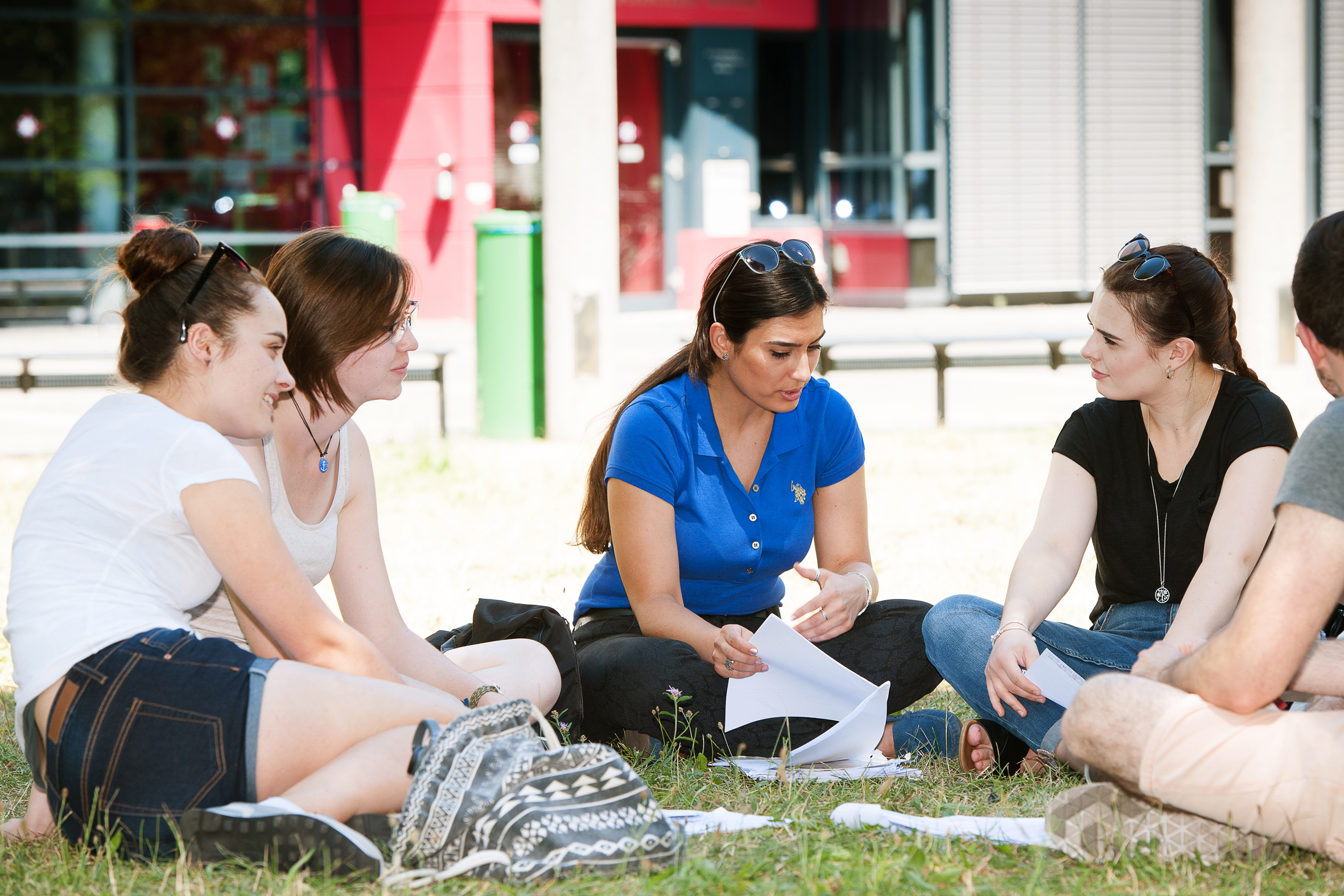 Katholische Hochschule Mainz-Studierende vor Hochschule