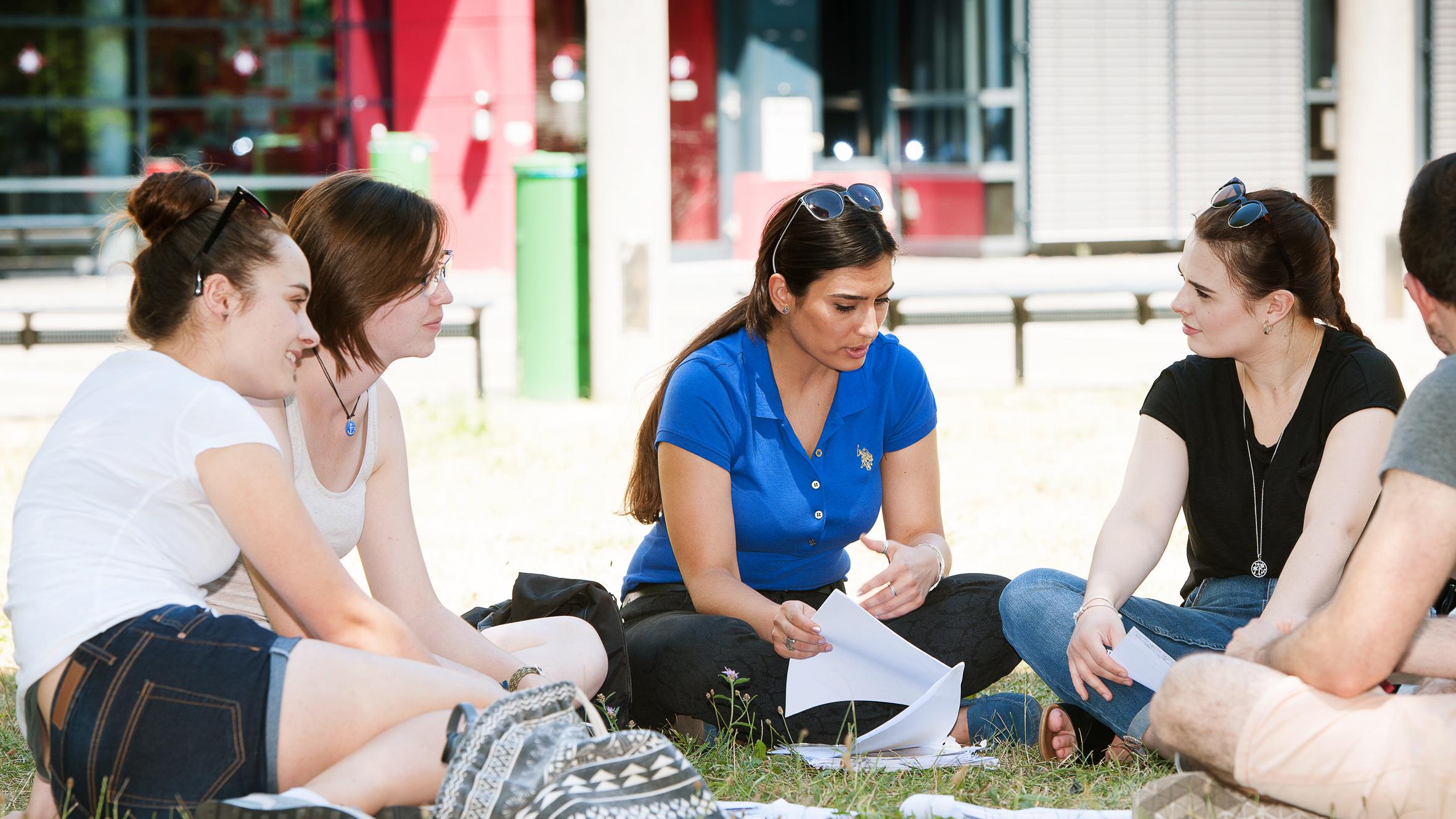 Katholische Hochschule Mainz-Studierende vor Hochschule