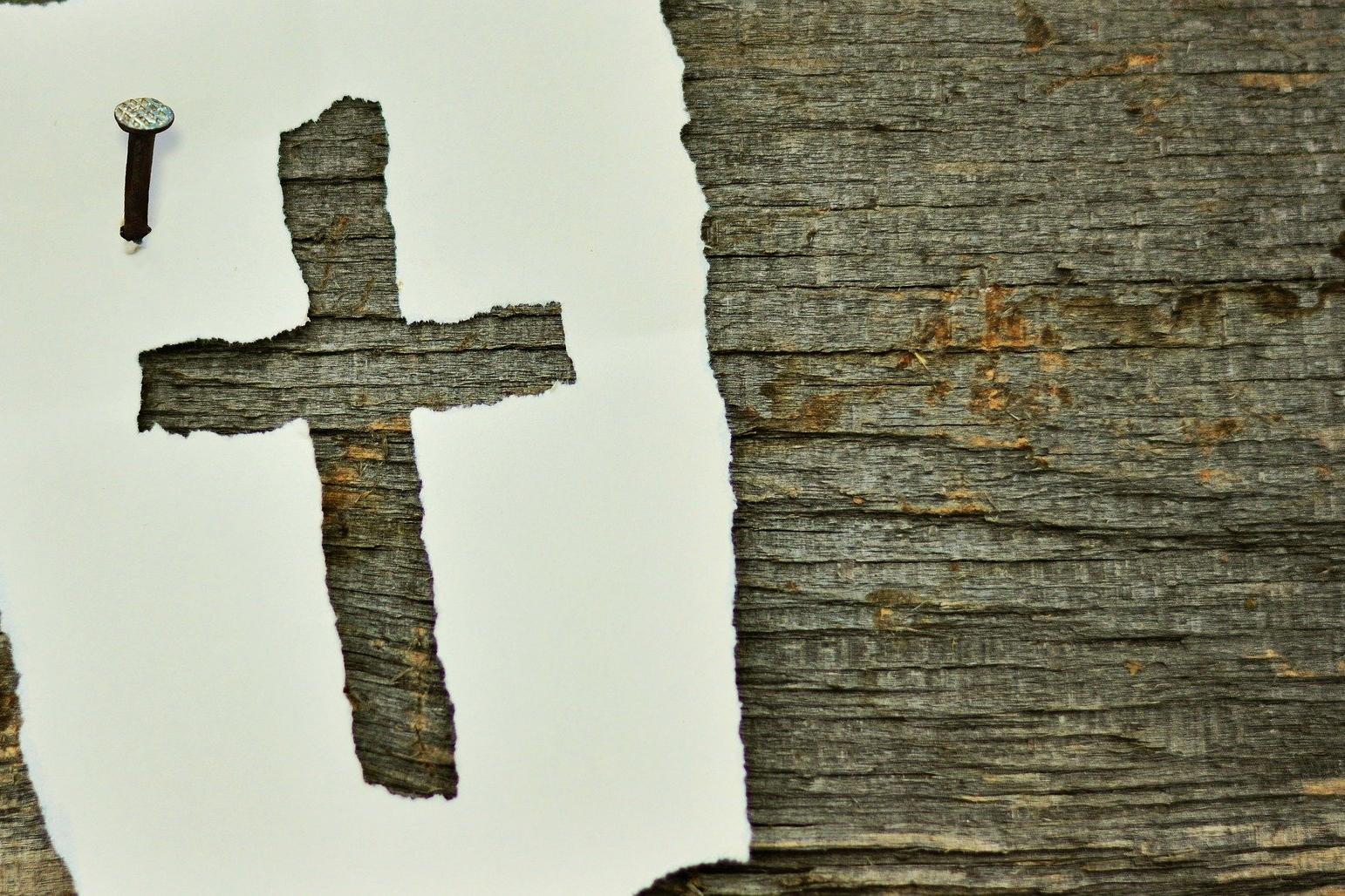 Kreuz auf Holz