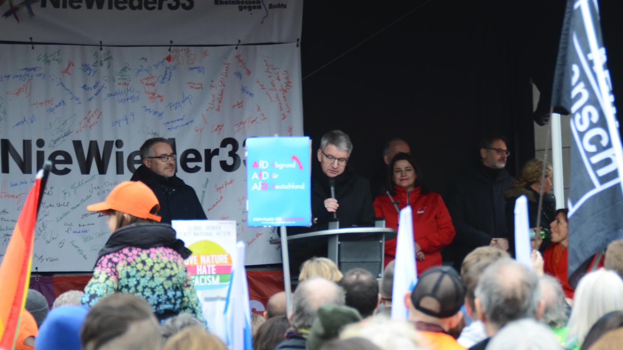 Rund 10.000 Menschen demonstrieren in Mainz gegen Rechtsextremismus