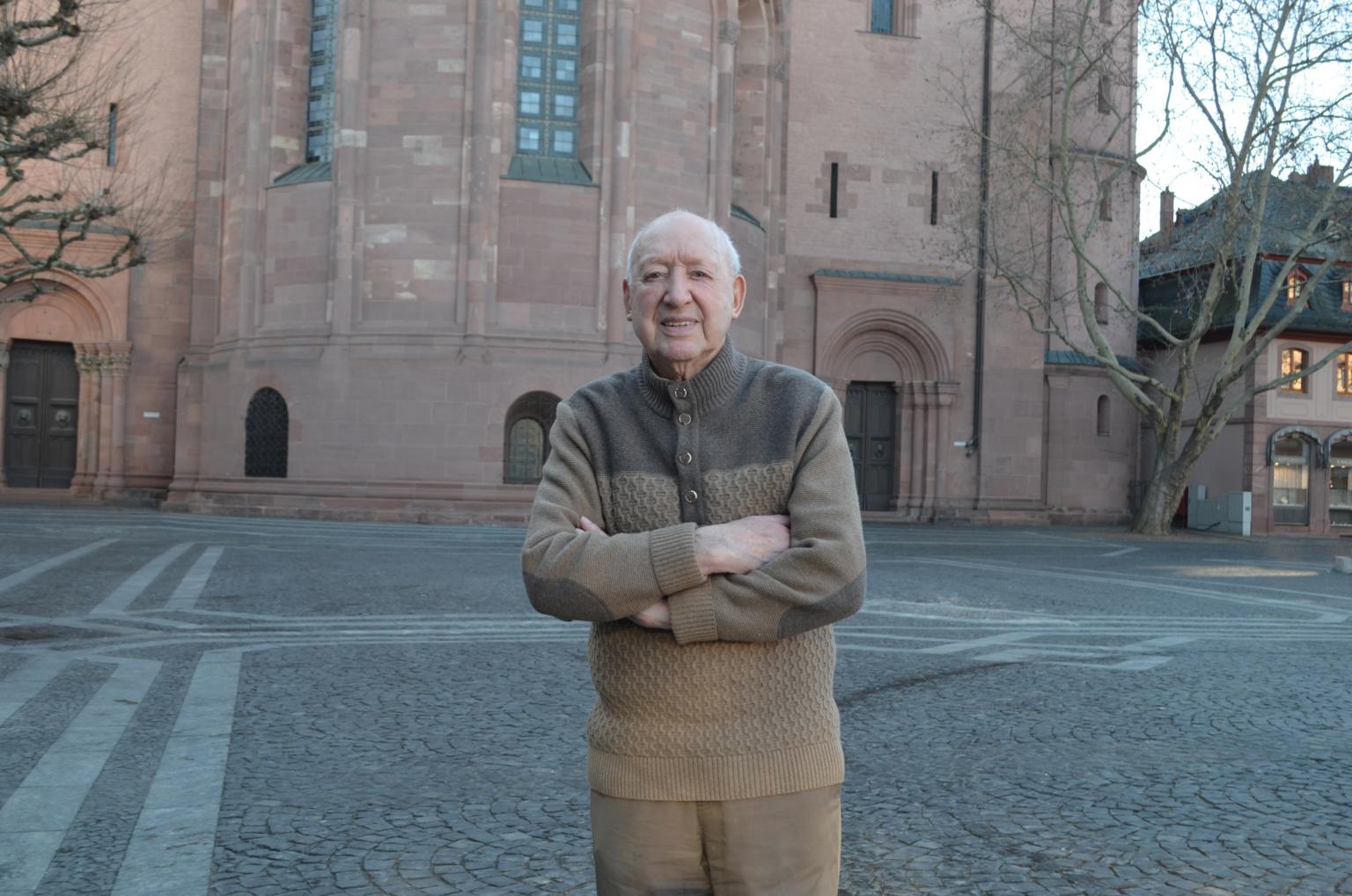 Joe Ludwig – er gehört zu Mainz und zur Mainzer Fastnacht wie der Dom im Hintergrund. (c) Maria Weissenberger