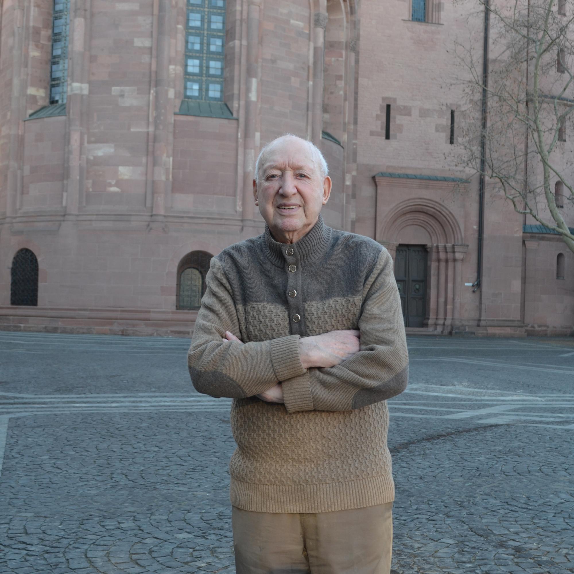Joe Ludwig – er gehört zu Mainz und zur Mainzer Fastnacht wie der Dom im Hintergrund.