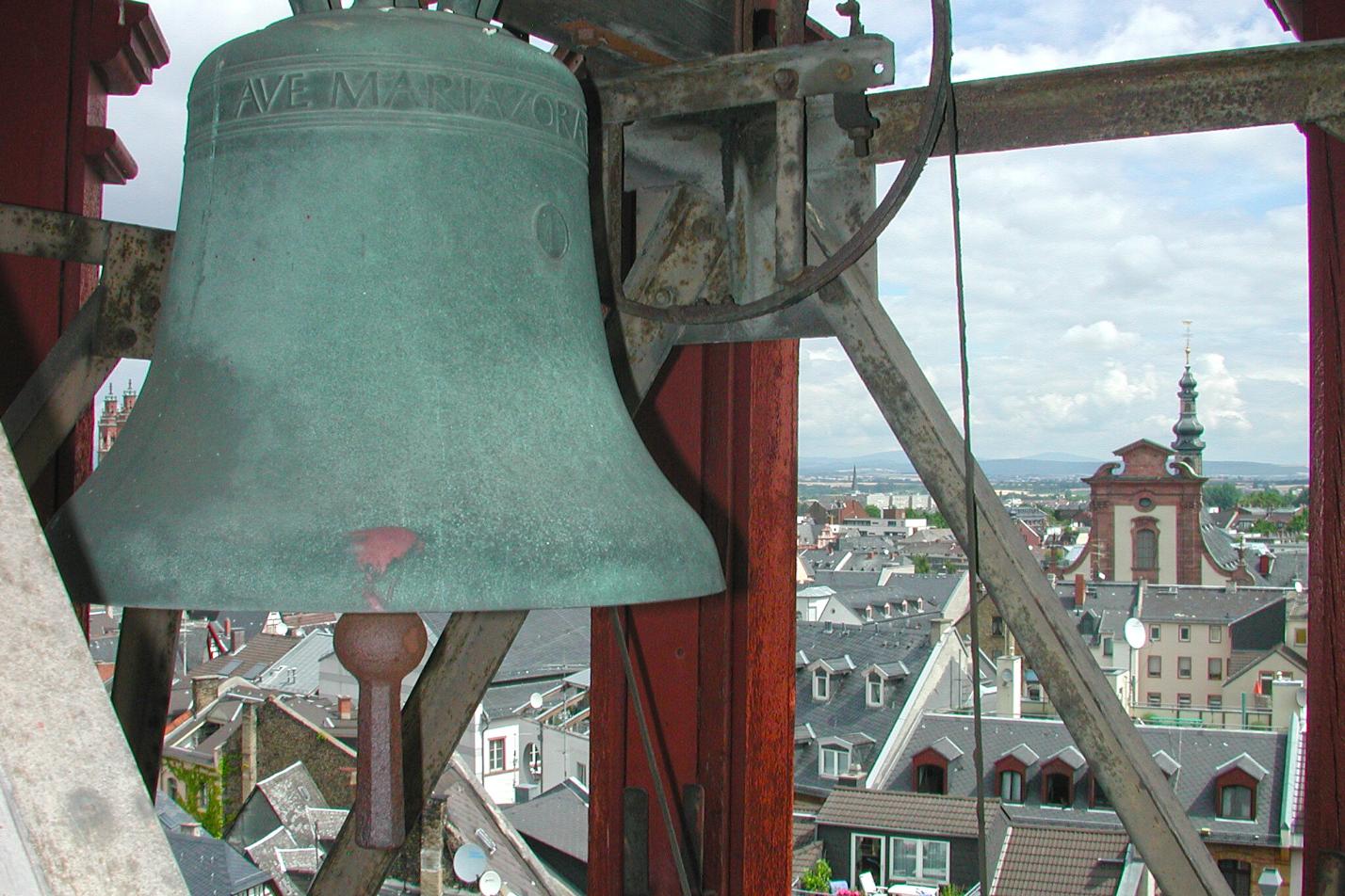 Glocke im Glockenturm im Mainzer Rochusstift