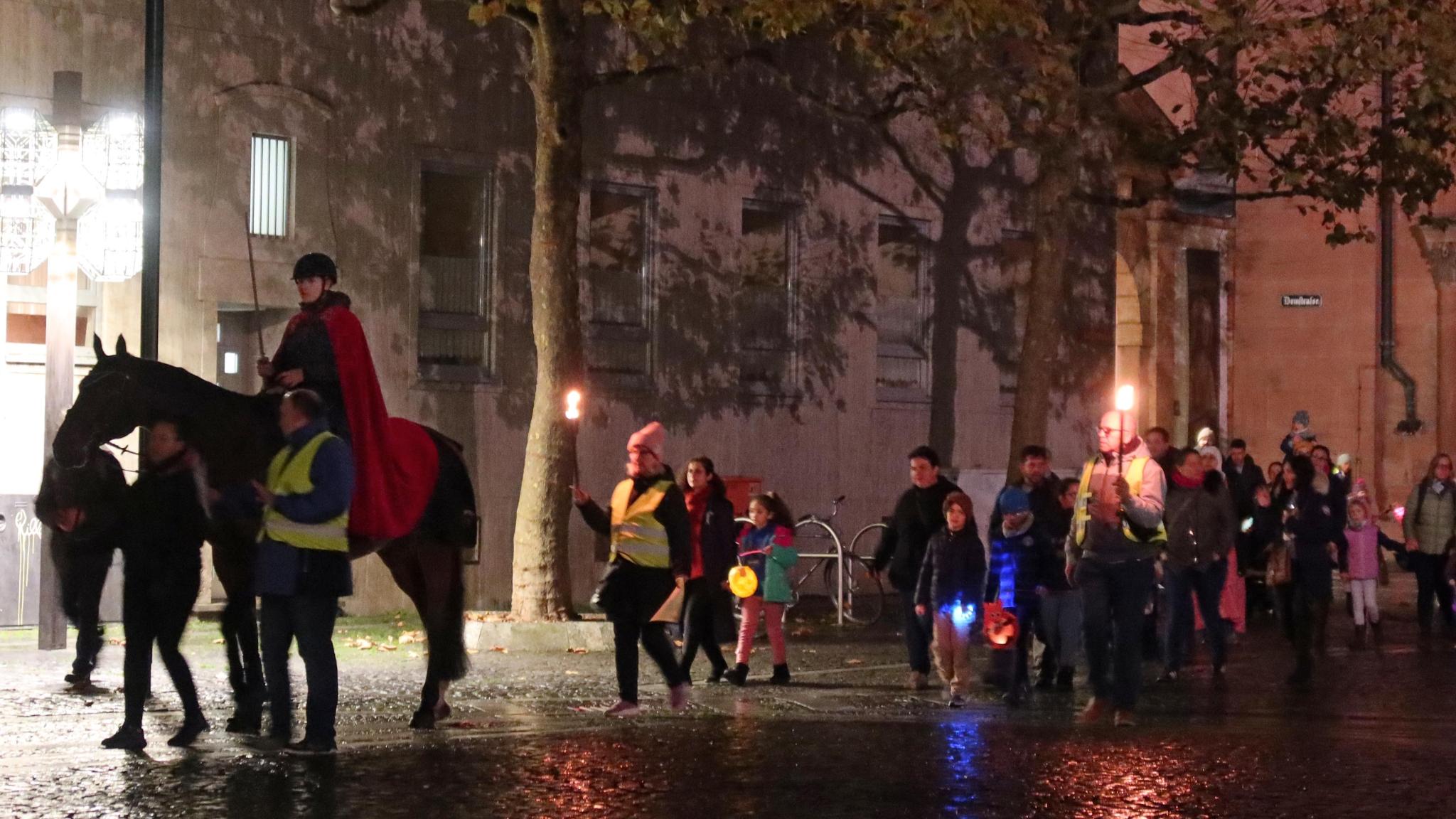 Martinszug am Mainzer Dom mit Laternen und Pferd mit Martinsdarsteller im Abendlicht
