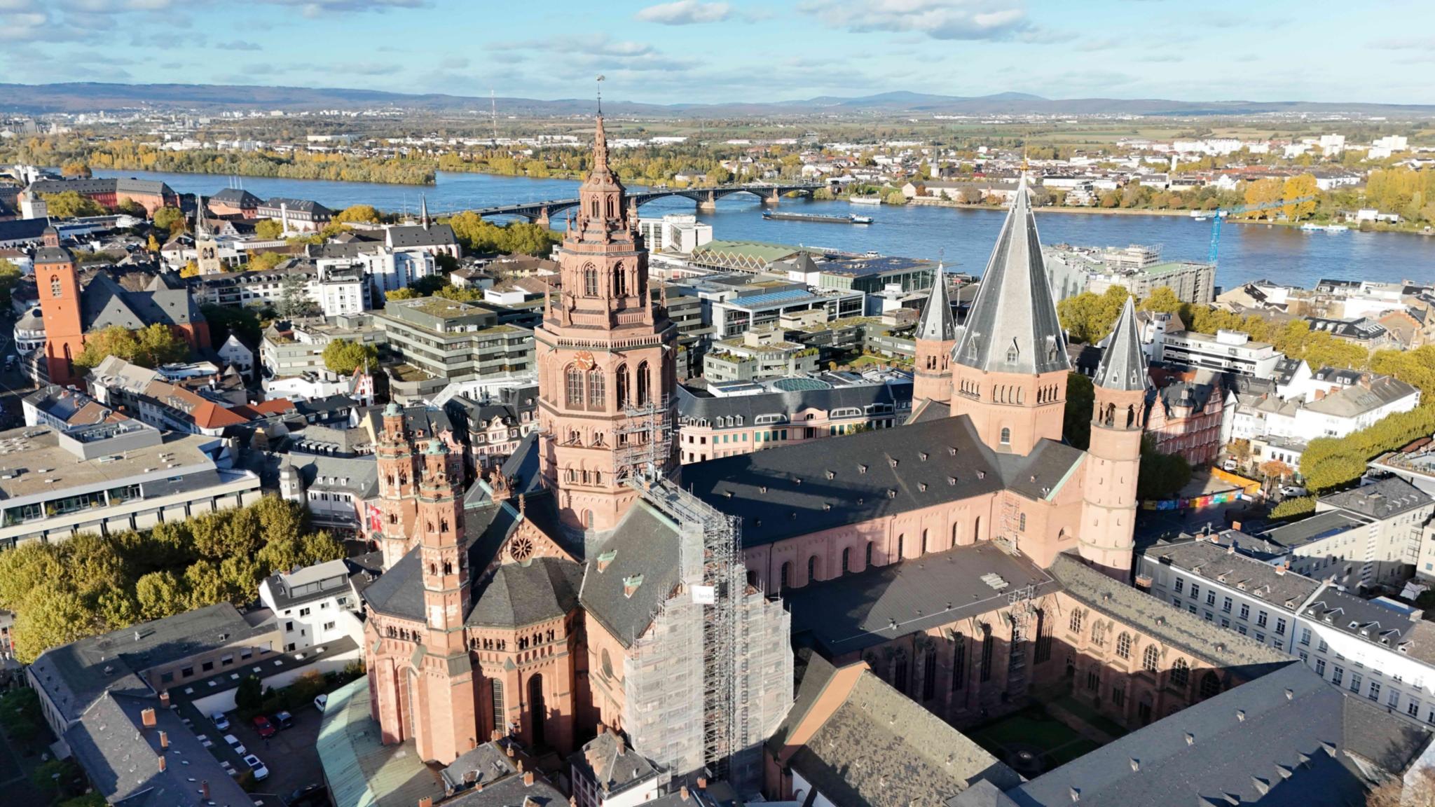 Mainzer Dom und Stadt zum Rhein von oben betrachtet