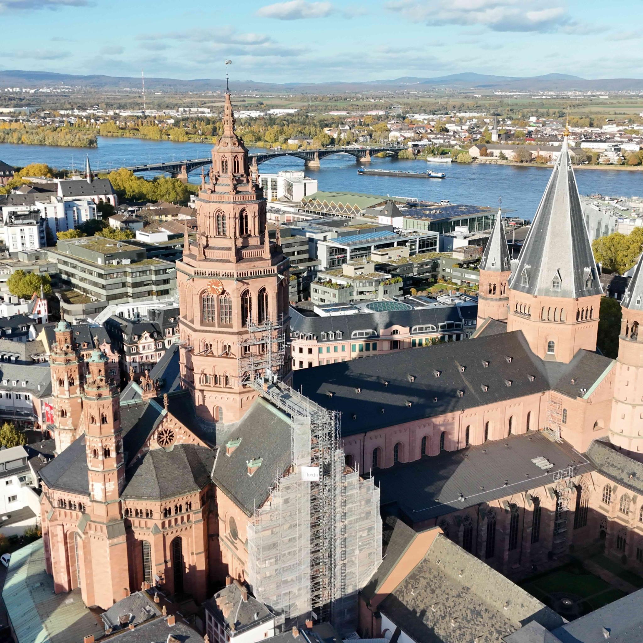 Mainzer Dom und Stadt zum Rhein von oben betrachtet