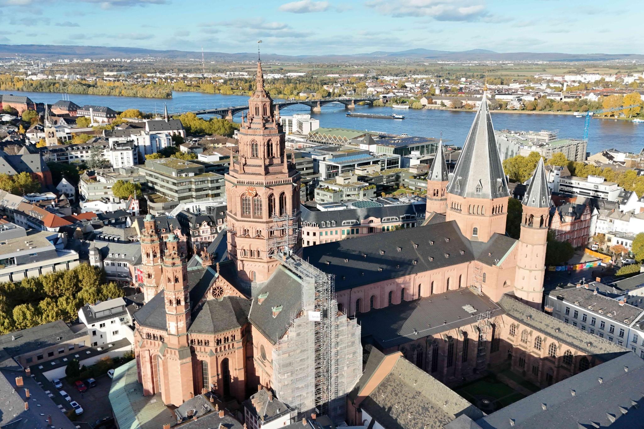 Mainzer Dom und Stadt zum Rhein von oben betrachtet