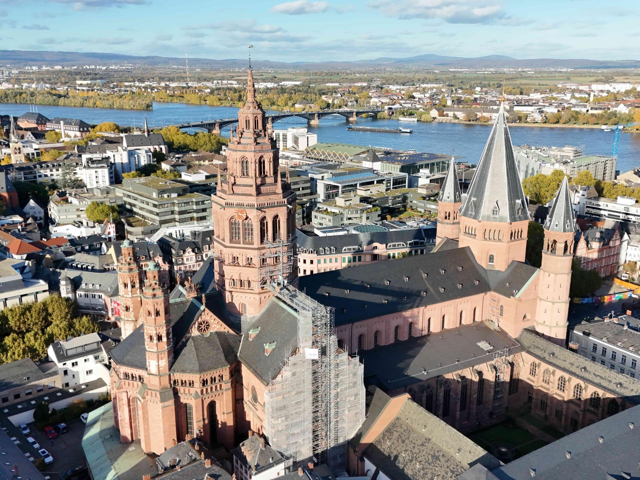 Mainzer Dom und Stadt zum Rhein von oben betrachtet
