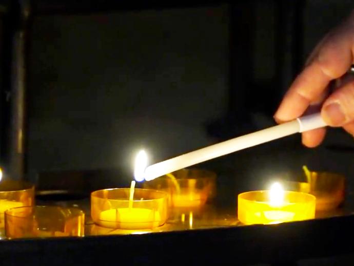 Ort der Stille und des Gebetes im Mainzer Dom mit Kerzen zum Anzünden