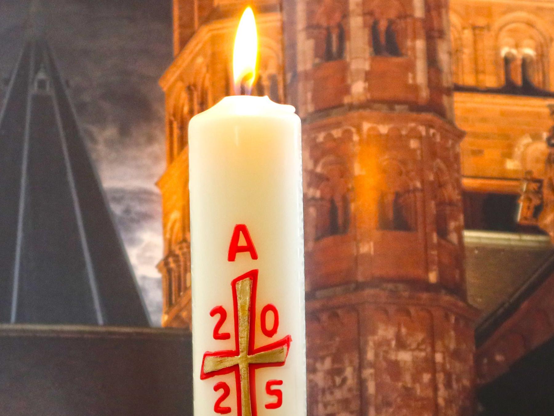 Osterkerze vor Dom Mainz