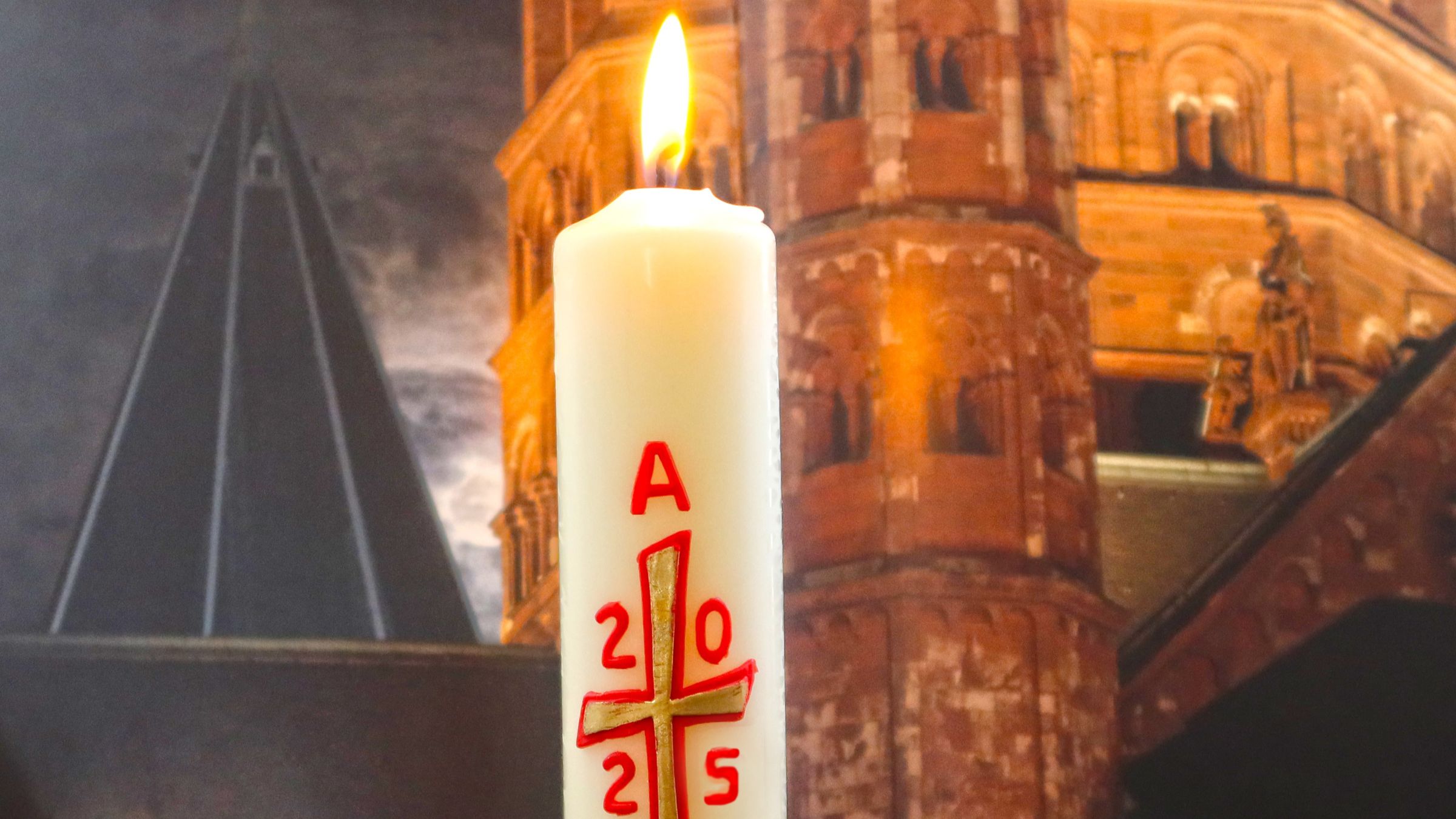Osterkerze vor Dom Mainz