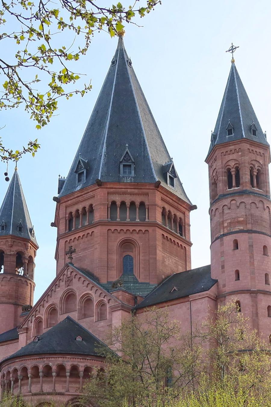Mainzer Dom am Ostersonntag im Frühling