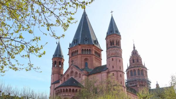 Mainzer Dom am Ostersonntag im Frühling