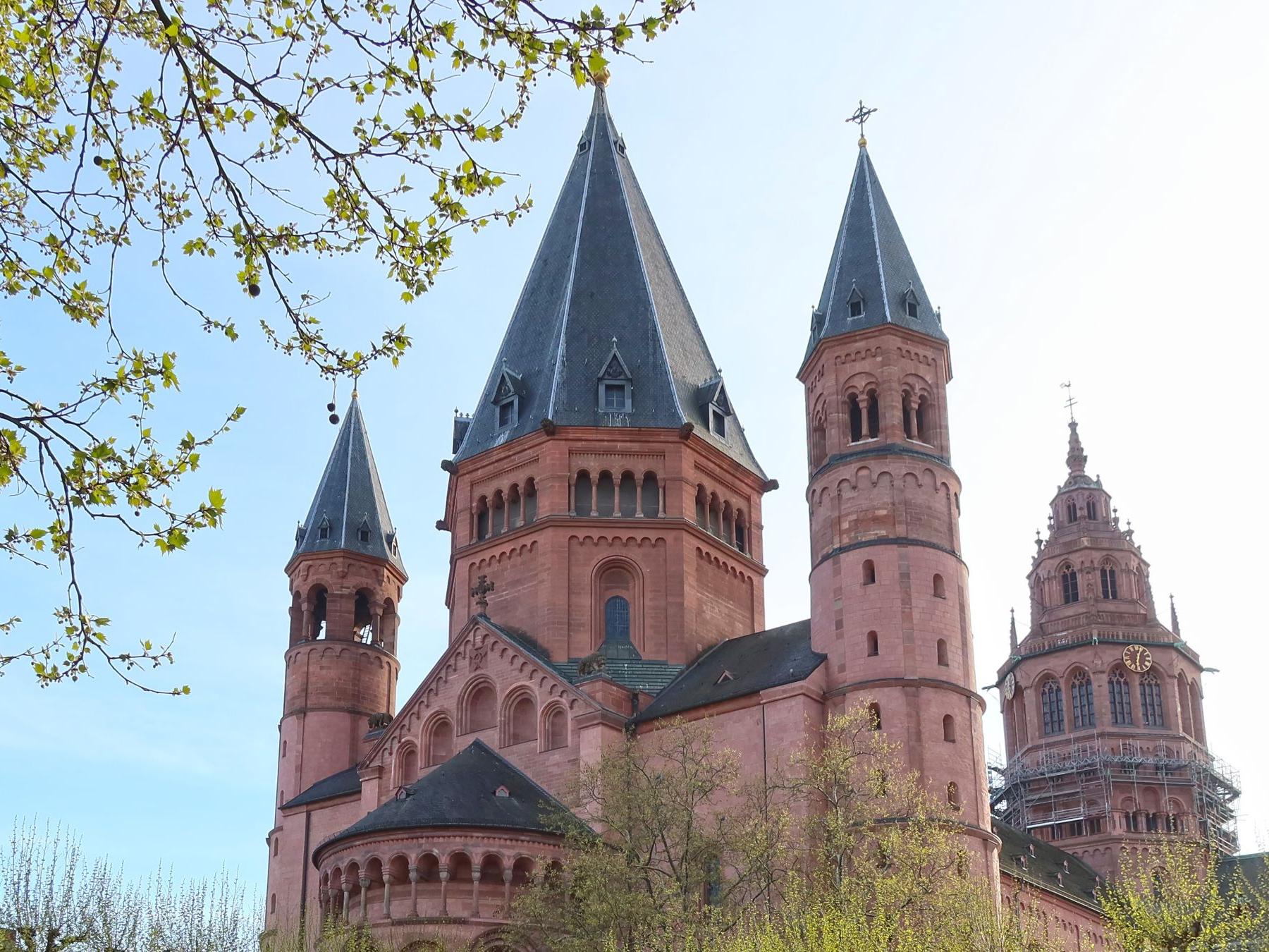 Mainzer Dom am Ostersonntag im Frühling