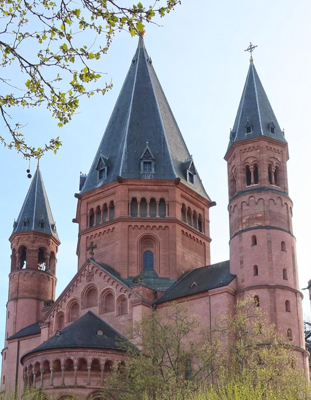 Mainzer Dom am Ostersonntag im Frühling