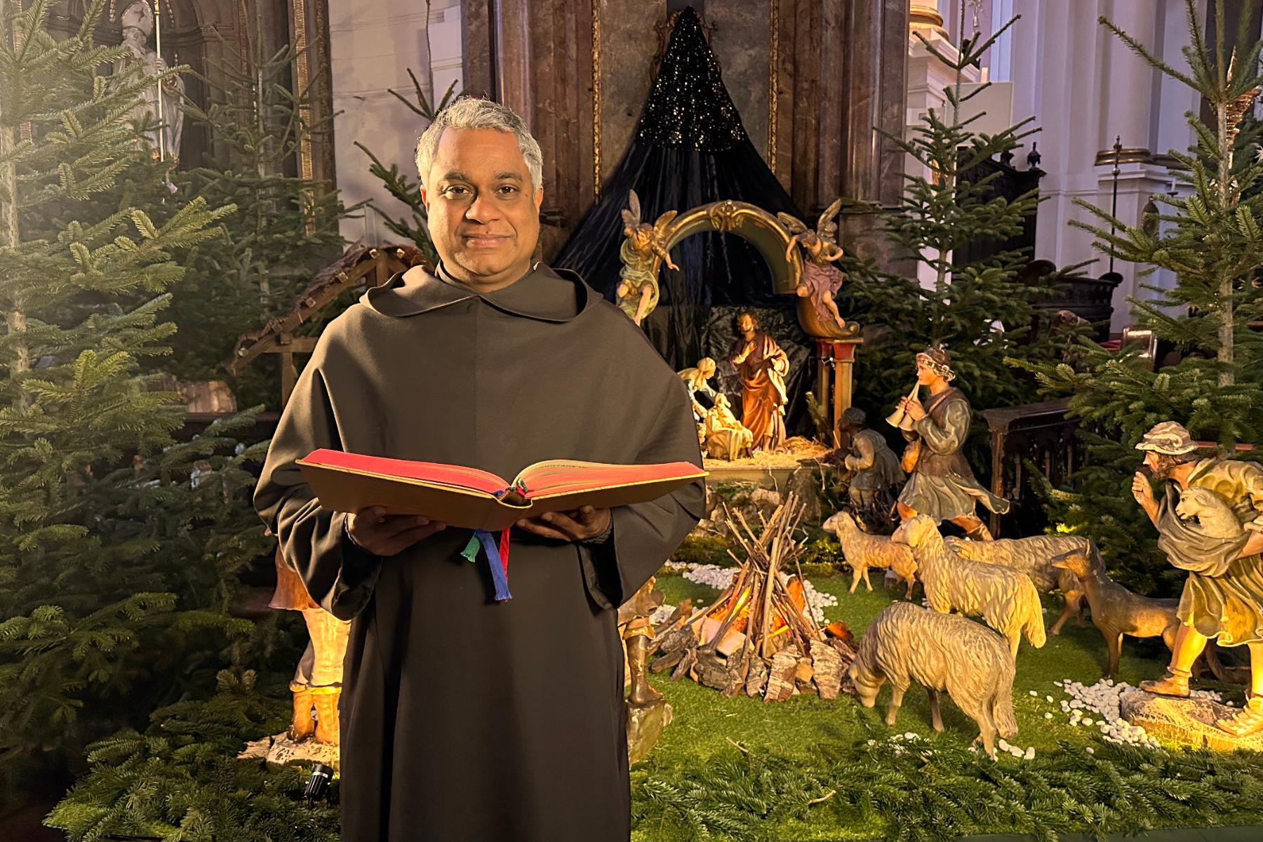 Pater Joshy liest das Weihnachtsevangelium