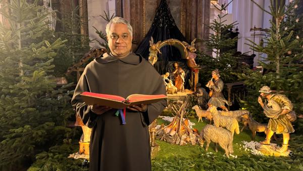 Pater Joshy liest das Weihnachtsevangelium