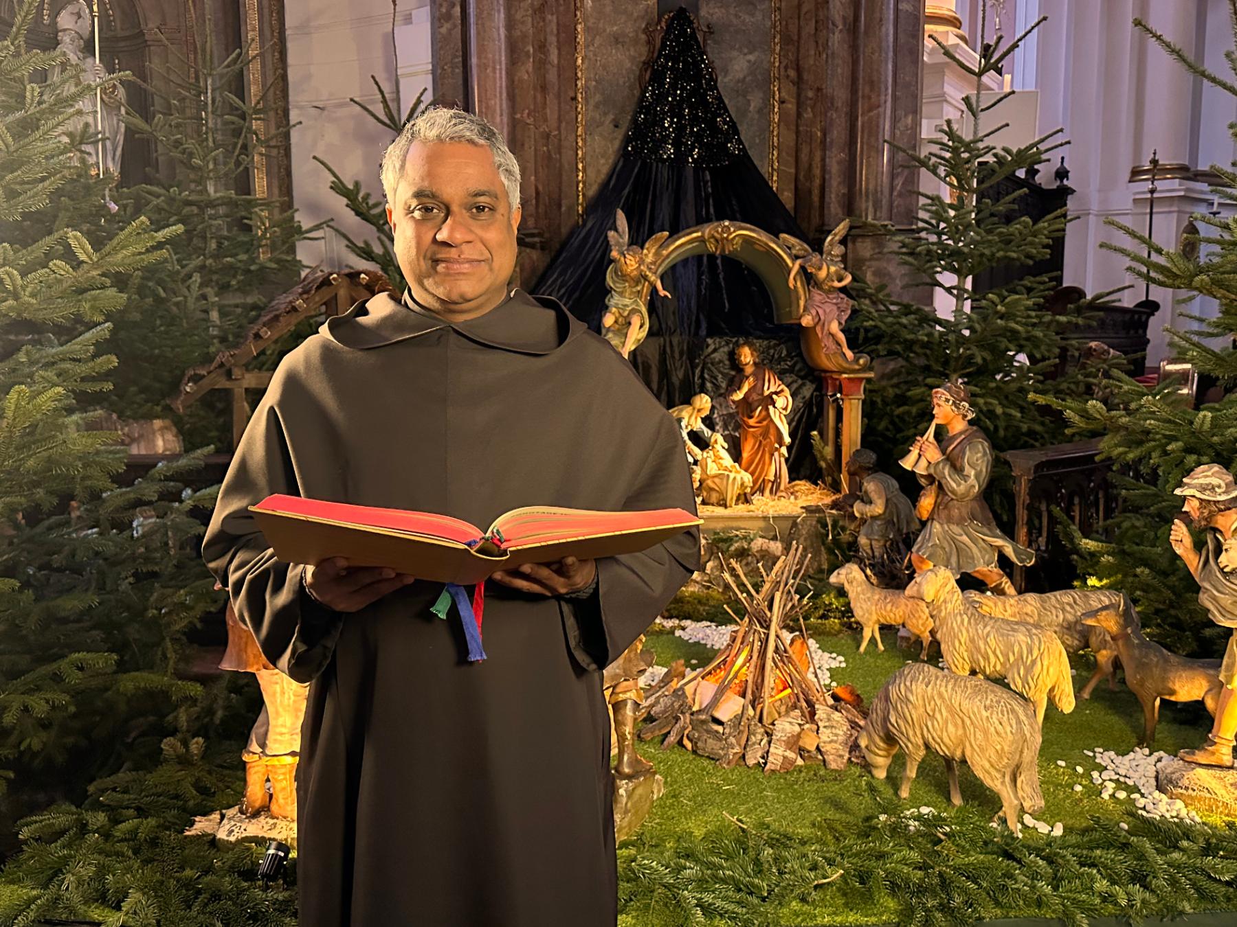 Pater Joshy liest das Weihnachtsevangelium