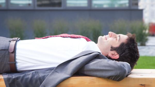 Geschäftsmann mit schwarzen Haaren macht eine Pause