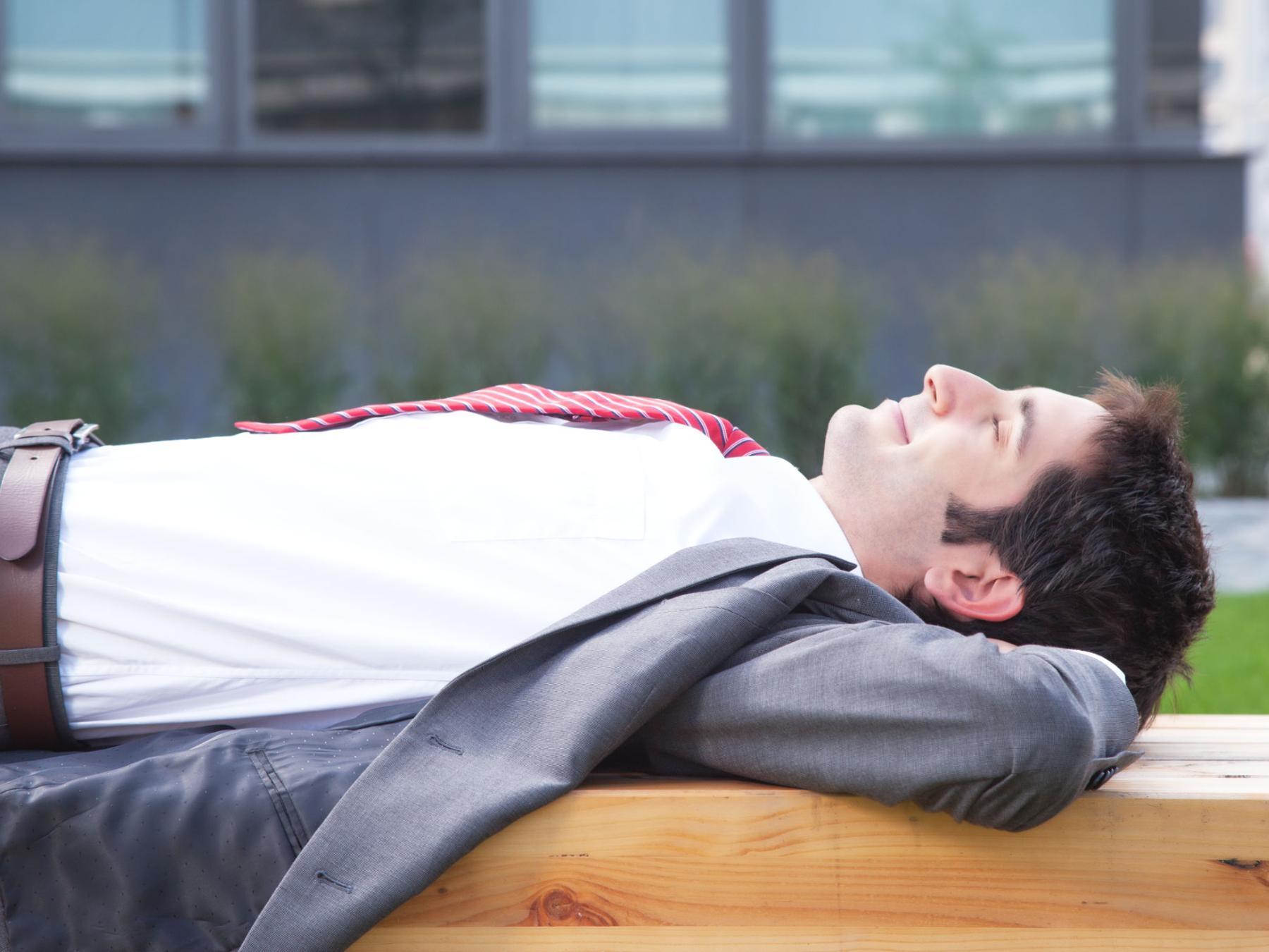 Geschäftsmann mit schwarzen Haaren macht eine Pause