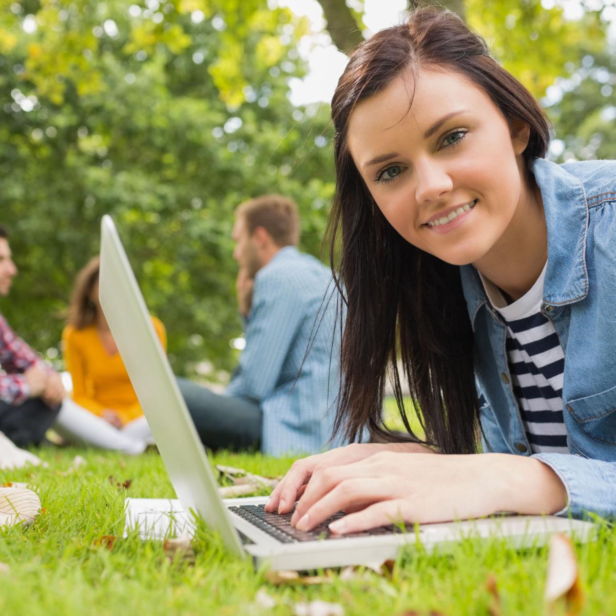 Studierende im Park