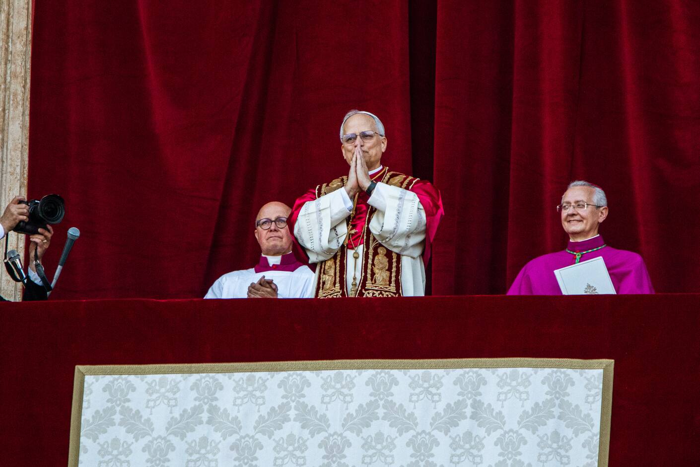 Papst Leo XIV. nach seiner Bekanntgabe auf der Loggia des Petersdoms