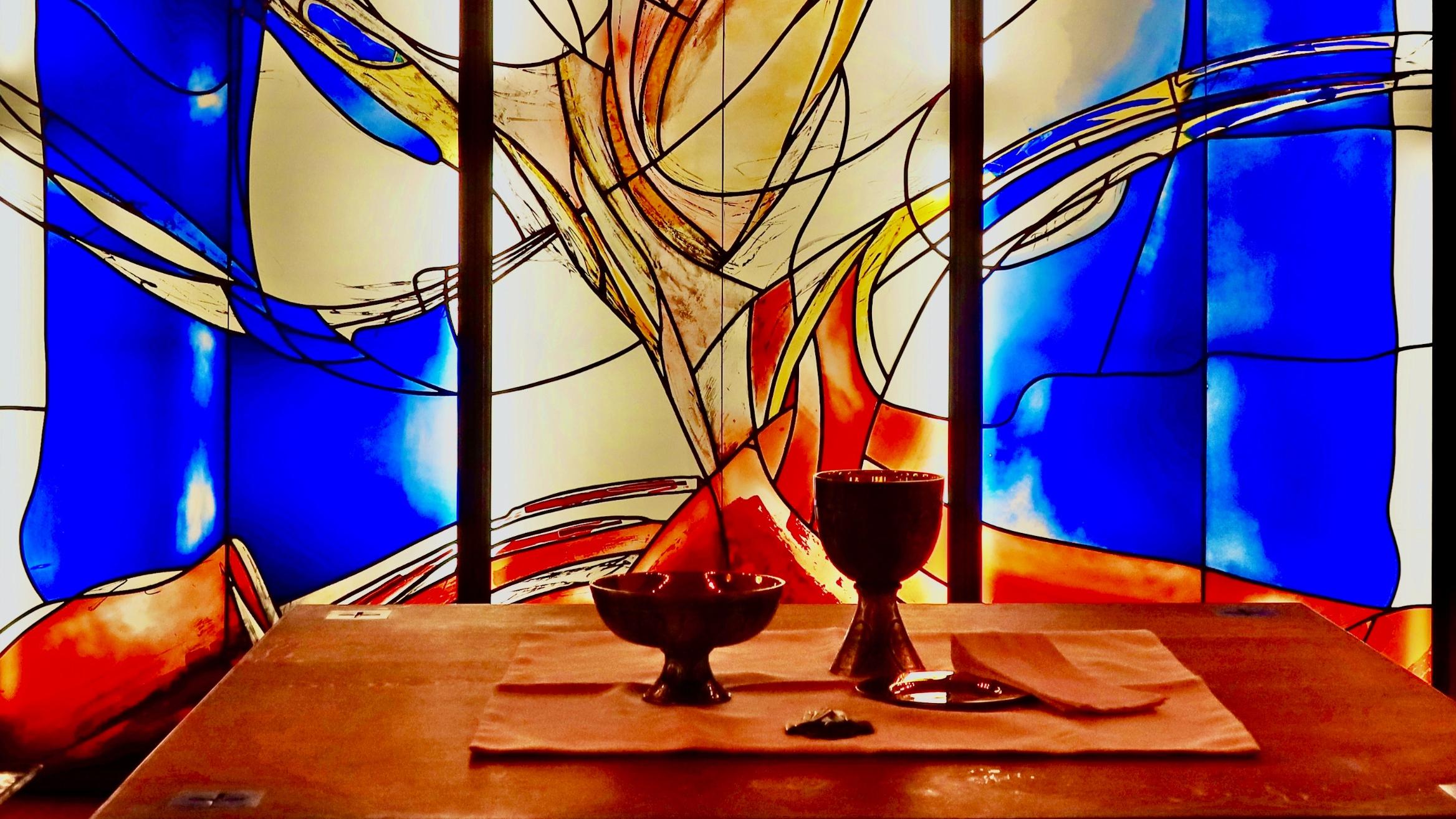 Verwandlung - mit Altar IMG_1729- Glasgemälde Robert Münch - Jakobuskrypta Dreifaltigkeit Offenbach_Foto Barbara Nichtweiss-