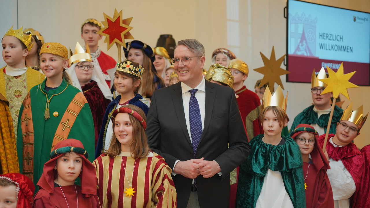 Ministerpräsident Alexander Schweitzer empfing die Sternsinger