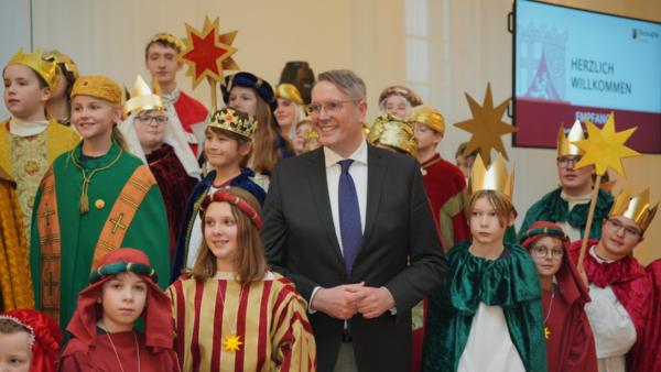 Ministerpräsident Alexander Schweitzer empfing die Sternsinger
