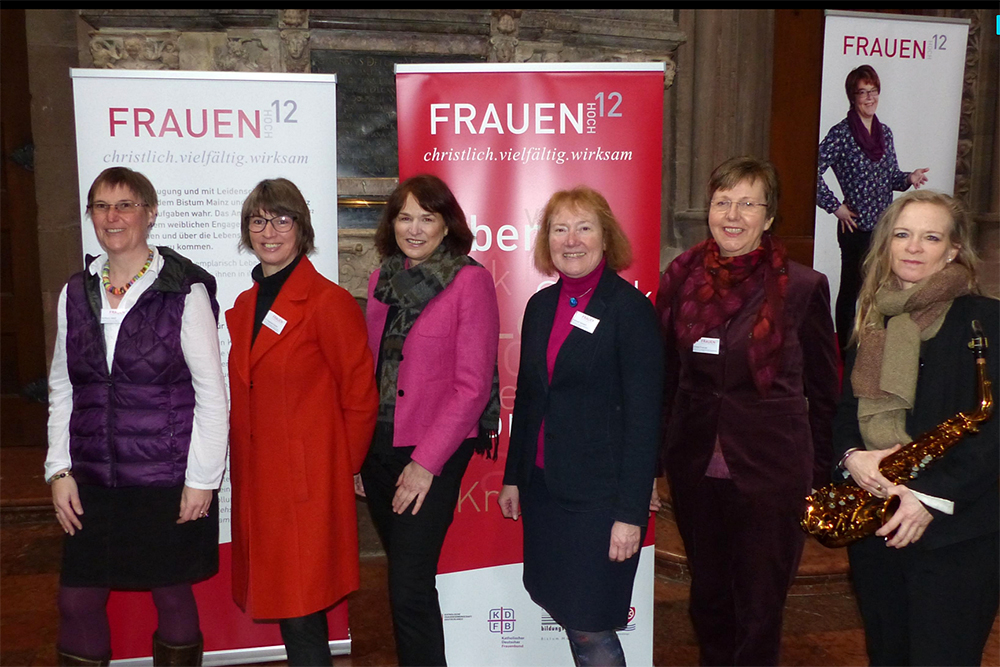 Ausstellung Frauen hoch 12