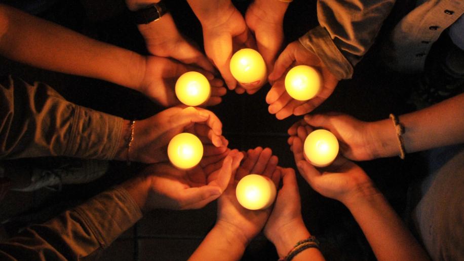 Ein kleines Licht für den Frieden | Das Friedenslicht aus Bethlehem  wird im Mainzer Dom verteilt