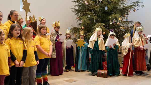 Sternsingerinnen und Sternsinger segnen den Hessischen Landtag